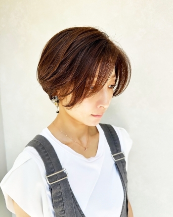 前髪長めショート×柔らかベージュブラウン｜fullbloom 東林間 橋口大介