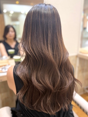 東林間のヘーゼルベージュ×レイヤーカット｜柔らかなロングヘア